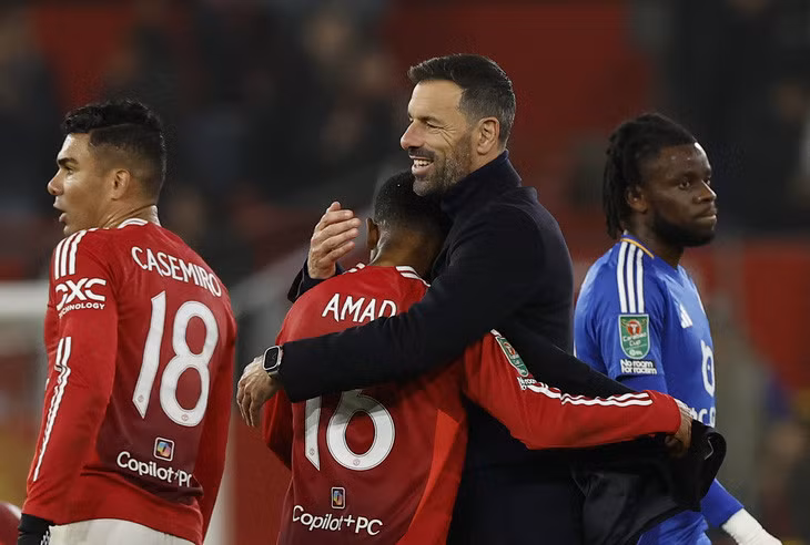 Van Nistelrooy ăn mừng chiến thắng đầu tiên của Manchester United sau khi HLV Ten Hag ra đi - Ảnh: Reuters