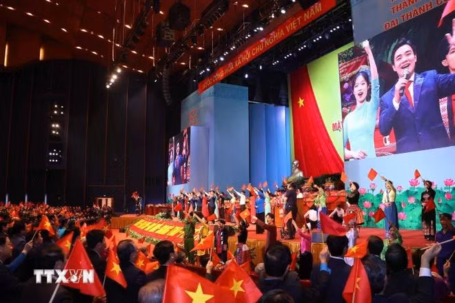 Chương trình biểu diễn nghệ thuật chào mừng tại phiên khai mạc Đại hội X Mặt trận Tổ quốc Việt Nam. (Ảnh: TTXVN)