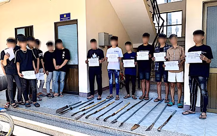 Các đối tượng cùng hung khí trong vụ 2 nhóm thanh, thiếu niên hẹn giải quyết mâu thuẫn. Ảnh: Công an