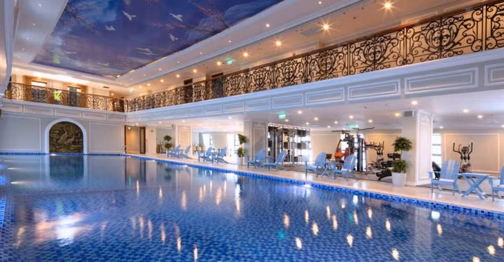 Hồ bơi nước ấm tại MerPerle Dalat Hotel sẽ mang lại cho du khách trải nghiệm tuyệt vời
