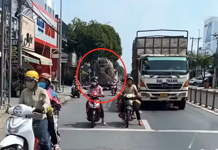Xe bồn trộn bê tông lưu thông ngược chiều trên Tỉnh lộ 8 (huyện Củ Chi) được người dân quay lại. Ảnh: PC08