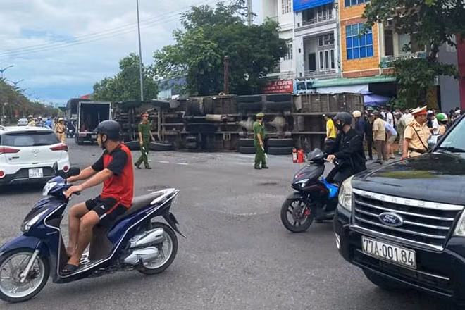 Xe chở dăm gỗ lật nghiêng đè 3 người đi đường tử vong. Ảnh: Dũ Ca