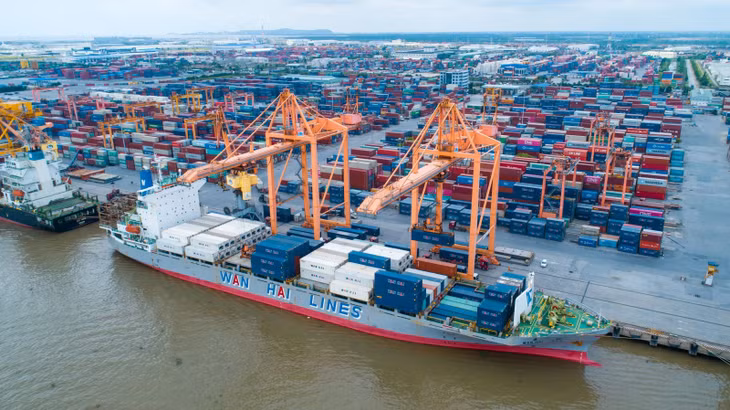 Bốc dỡ hàng hóa tại cảng Hải Phòng. Ảnh minh họa: TTXVN phát