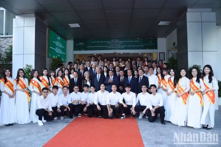 Thủ tướng Phạm Minh Chính, Giáo sư Klaus Schwab, các đồng chí lãnh đạo với các sinh viên. (Ảnh: Trần Hải)