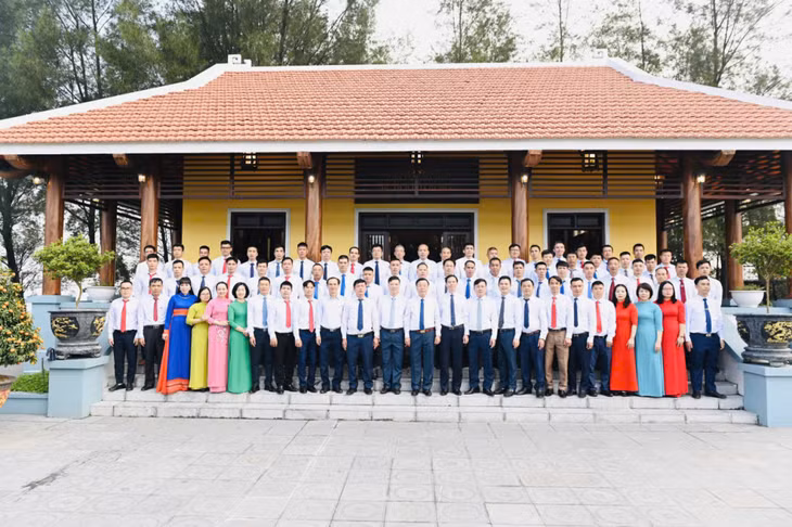 Anh Trần Quang Khảm được tham dự Đoàn đại biểudâng hương tại Di tích quốc gia địa điểm lưu niệm Bác Hồ về thăm Mỏ than Đèo Nai do Đảng ủy Than Quảng Ninh tổ chức.