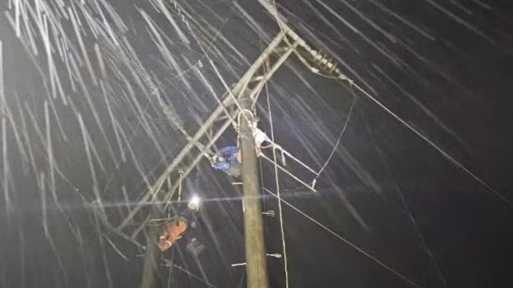 Công nhân Điện lực Quảng Trị làm việc xuyên đêm để kịp thời cấp điện phục vụ sản xuất, đời sống.
