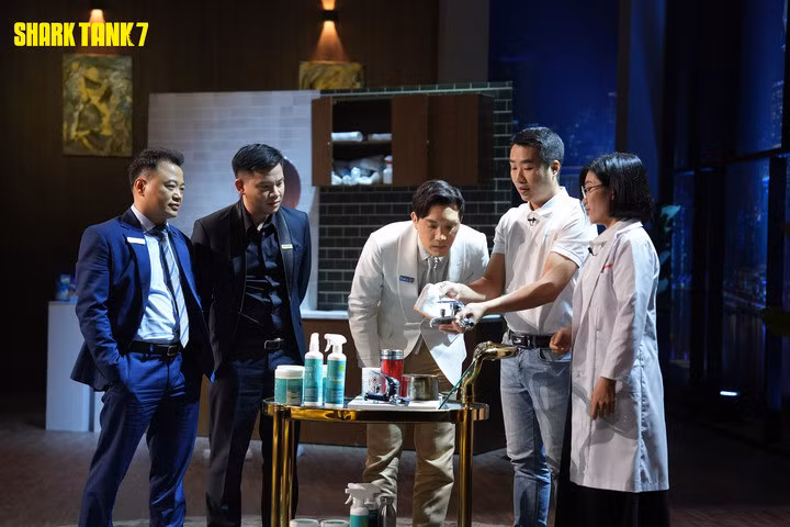 Các nhà đầu tư thẩm định sản phẩm của một startup tại chương trình. (Ảnh: Shark Tank)
