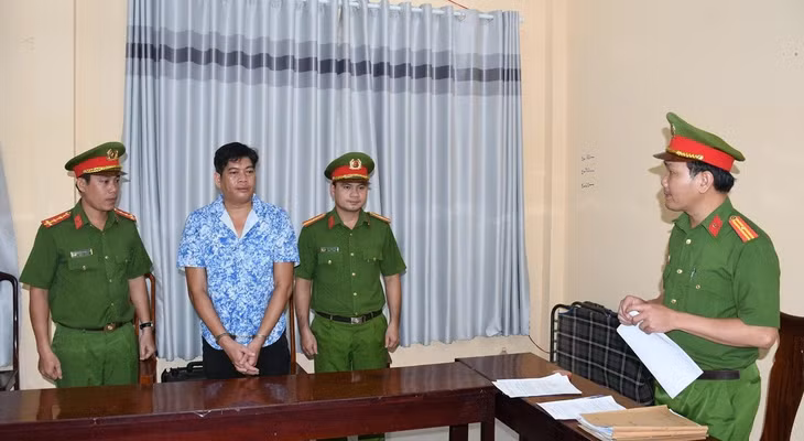 Cơ quan CSĐT tống đạt các quyết định đối với Kim Oanh. Ảnh: Hồ Giang/Công an Trà Vinh.
