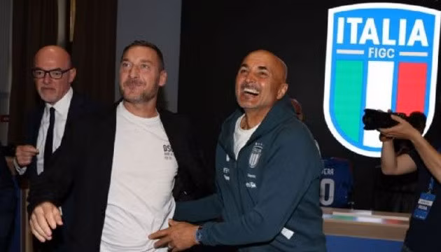 Totti vẫn muốn chơi bóng chuyên nghiệp.