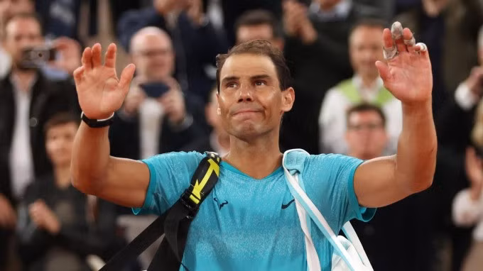 Nadal chào tạm biệt khán giả tại Roland Garros 2024 hồi tháng 5/2024, trên sân Philippe Chatrier, Paris. Ảnh: Reuters