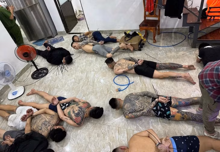 Công an khống chế các đối tượng tổ chức sử dụng trái phép chất ma túy.