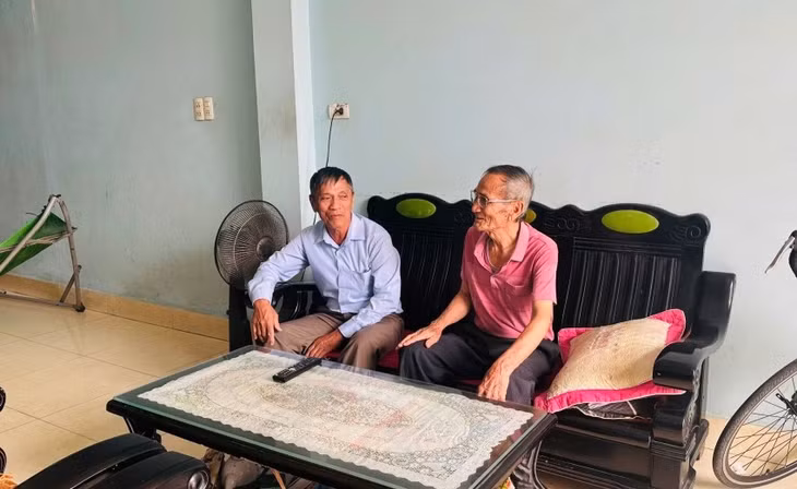 Ông Nguyễn Văn Nam (khu 7, phường Cao Xanh, TP Hạ Long, bên phải) là đối tượng được hưởng trợ cấp hằng tháng rất phấn khởi khi chính sách của tỉnh nâng mức hỗ trợ.