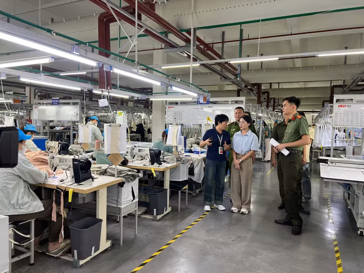 Bà Tang Cong Xiang, Xưởng trưởng Xưởng may 1, Công ty TNHH May mặc Hoa Lợi Đạt giới thiệu về quy trình quản lý nhân sự ở xưởng do mình quản lý.