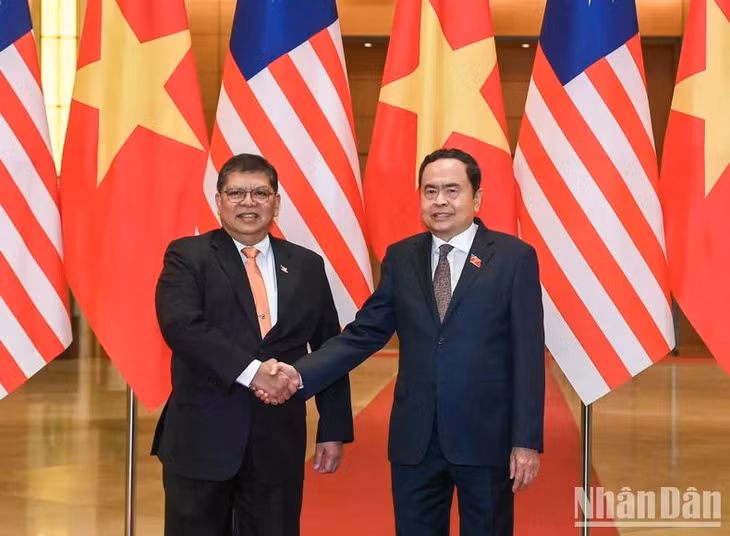 Chủ tịch Quốc hội Trần Thanh Mẫn và Chủ tịch Hạ viện Malaysia Tan Sri Dato’ Johari Bin Abdul tại lễ đón. (Ảnh: Duy Linh)