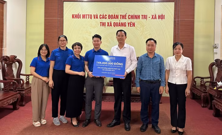 VietABank tổ chức trao hỗ trợ kinh phí khắc phục bão số 3 cho TX Quảng Yên.