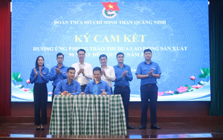 Các đơn vị Đoàn ký cam kết hưởng ứng phong trào thi đua lao động sản xuất 90 ngày đêm quý IV năm 2024.