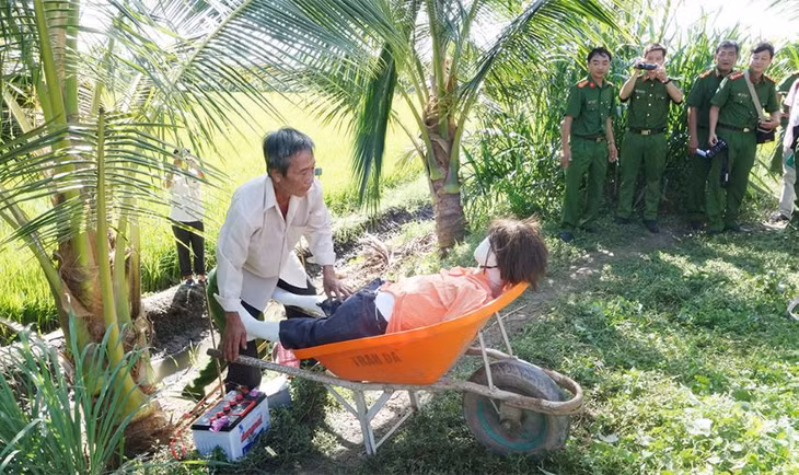 Đối tượng Lê Thanh Tuyền thực hiện hành vi tạo hiện trường giả. Ảnh: Vũ Tiến