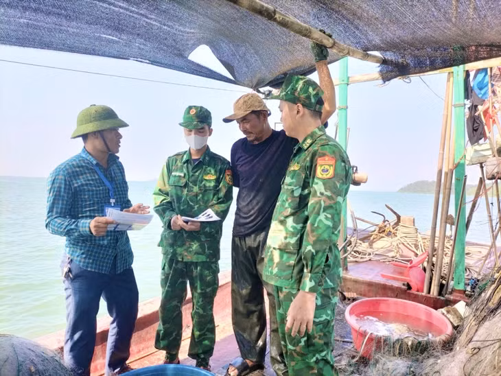 Đoàn liên ngành kiểm tra của huyện Hải Hà tuyên truyền các chủ phương tiện tàu cá thực hiện nghiêm các quy định về IUU.