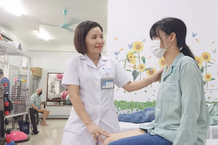 Bác sĩ CKI Trịnh Thị Hương (Khoa Thần kinh - Vật lý trị liệu - Phục hồi cức năng, Bệnh viện Bãi Cháy) trao đổi, tư vấn cho người bệnh trong quá trình điều trị.