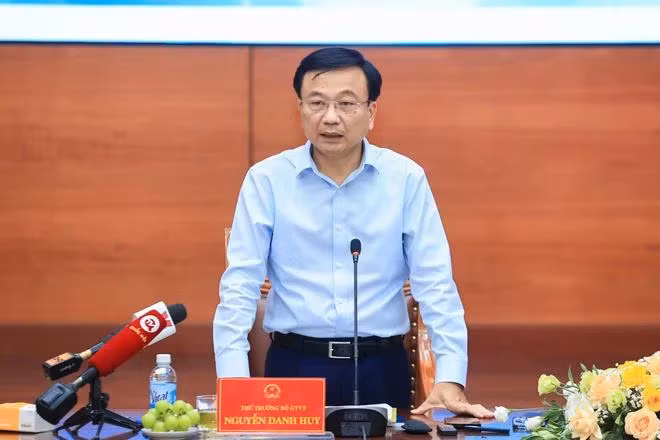 Thứ trưởng Bộ Giao thông Vận tải Nguyễn Danh Huy cung cấp thông tin về Dự án đường sắt tốc độ cao trục Bắc-Nam vào chiều ngày 1/10. (Ảnh: Việt Hùng/Vietnam+)
