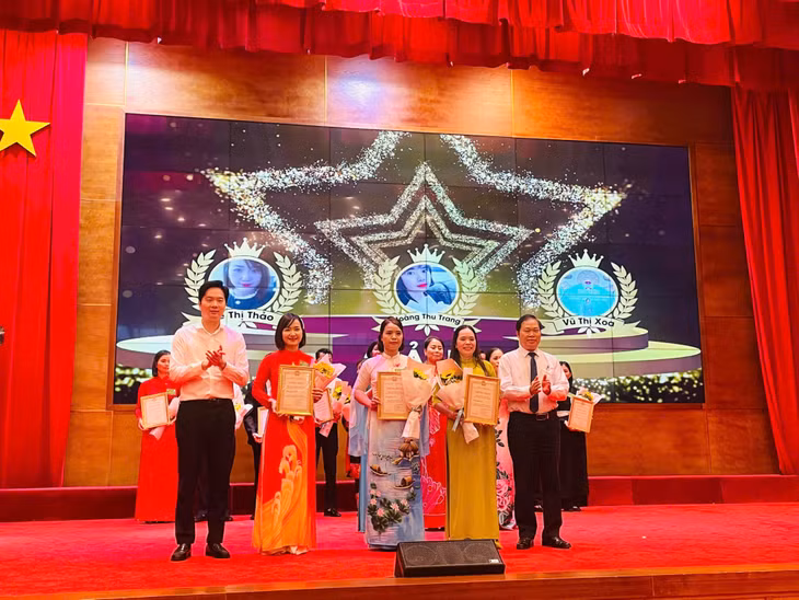 Ban Tổ chức trao giải Ba cho các thí sinh đoạt giải.