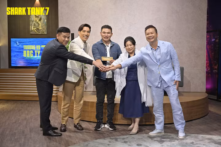 CEO Bện viện đồ da nhận 500 triệu đồng tư của 4 cá mập cho 8% cổ phần nhưng không nhận cổ tức, cùng chiếc vé vàng 500 triệu đồng của Shark Minh Beta. (Ảnh: Shark Tank)