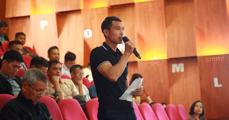 Cử tri huyện Tiên Yên phát biểu ý kiến kiến nghị gửi đến Đoàn ĐBQH tỉnh.