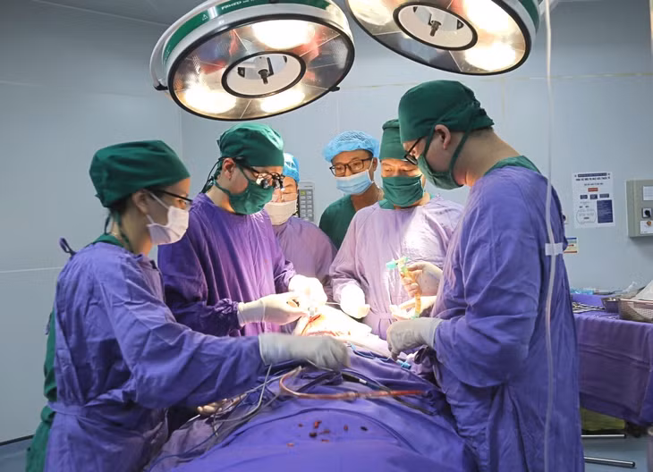 Kíp bác sĩ Bệnh viện Đa khoa tỉnh phẫu thuật cấp cứu bệnh nhân đứt lìa khí quản.