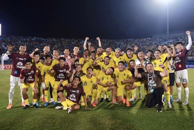 Thái Lan mừng chức vô địch King's Cup 2024 sau khi thắng Philippines 3-1 và Syria 2-1. Ảnh: FAT