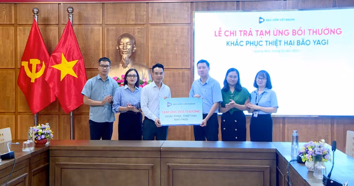 Đại diện Bảo tàng Quảng Ninh tiếp nhận tạm ứng bồi thường khắc phục thiệt hại bão từ VBI.
