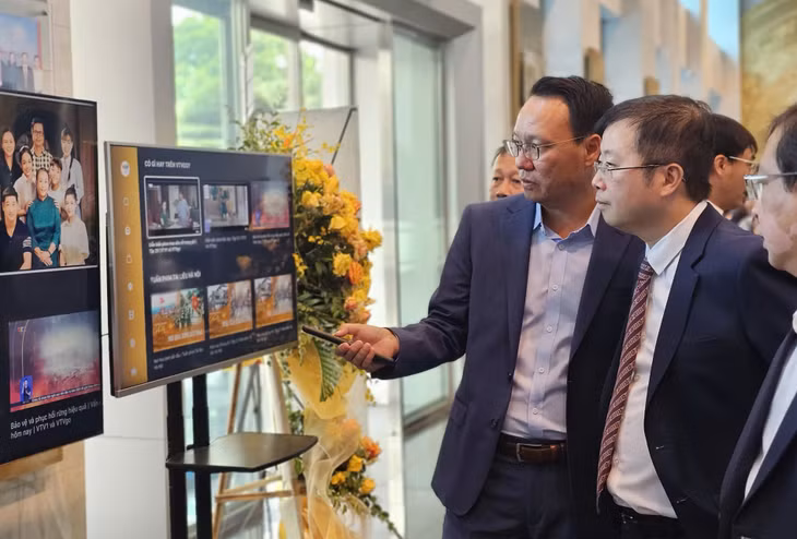 Thứ trưởng Bộ TT&amp;TT Nguyễn Thanh Lâm xem trình diễn VTVGo trên các thiết bị tivi thông minh có tích hợp nút bấm VTVGo. Ảnh: TK