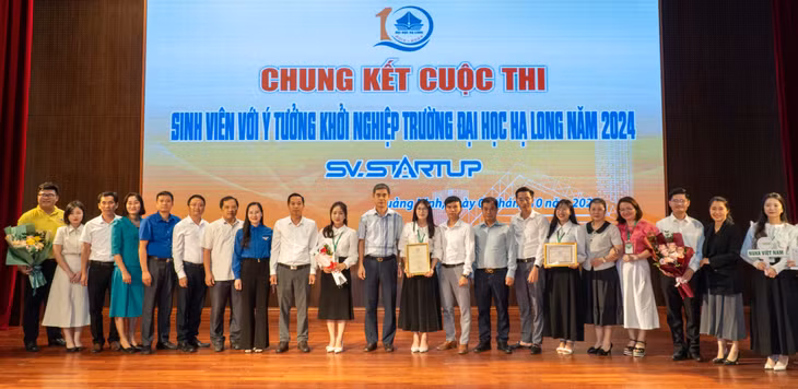Đại diện Trường Đại học Hạ Long chụp ảnh lưu niệm với các đại biểu và đại diện nhóm tác giả tham dự Vòng chung kết Cuộc thi.