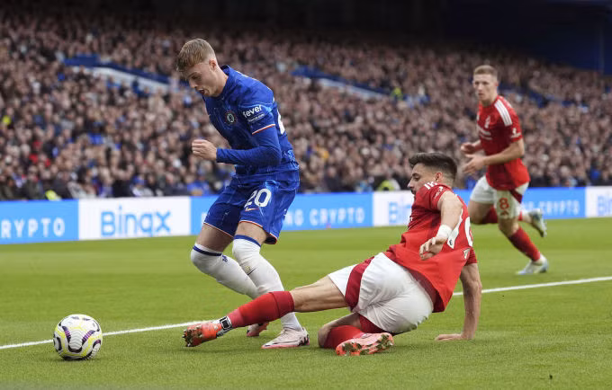 Tiền vệ Chelsea Cole Palmer bị hậu vệ Nottingham Forest Alex Moreno truy cản trong trận hòa 1-1 ở vòng 7 Ngoại hạng Anh trên sân Stamford Bridge, London ngày 6/10/2024. Ảnh: AP