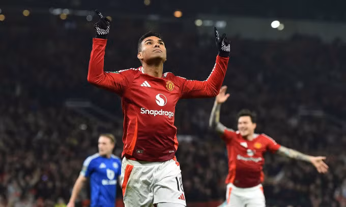 Casemiro mừng bàn cho Man Utd vào lưới Leicester trên sân Old Trafford, thành phố Manchester, vòng 4 Cup Liên đoàn Anh tối 30/10/2024. Ảnh: Reuters