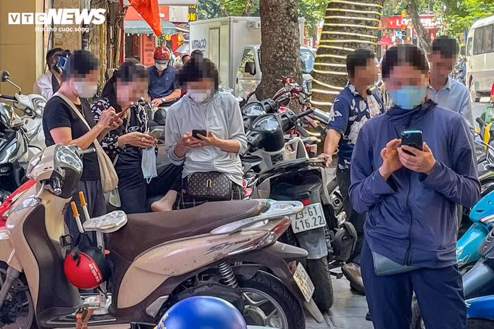 Nhiều người chờ đợi phía ngoài các cửa hàng vàng để xếp hàng mua vàng thuê.