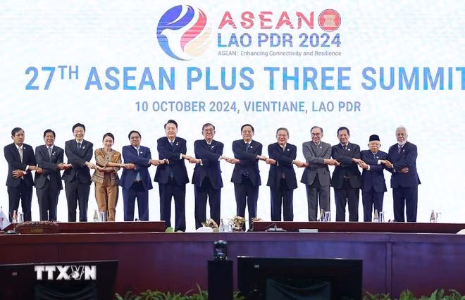 Thủ tướng Phạm Minh Chính cùng Trưởng đoàn các nước ASEAN và Thủ tướng Trung Quốc Lý Cường; Tổng thống Yoon Suk Yeol và Thủ tướng Nhật Bản Ishiba Shigeru chụp ảnh chung. (Ảnh: Dương Giang/TTXVN)