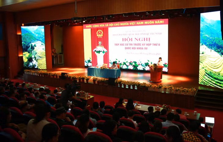 Quang cảnh buổi tiếp xúc cử tri.