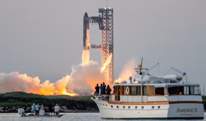 Tàu SpaceX Starship cất cánh từ Starbase gần Boca Chica, Texas, vào ngày 13/10 để thực hiện chuyến bay thử nghiệm Starship Flight 5. Ảnh: AFP