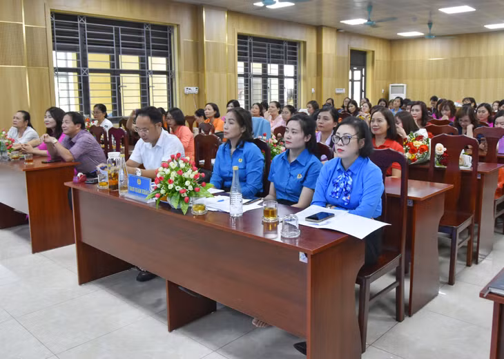 Đông đảo đại biểu tham dự chương trình, cổ vũ cho các đội thi.
