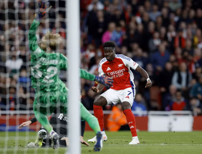 Saka ghi bàn vào lưới Liverpool, trong trận hoà 2-2 ở vòng 9 Ngoại hạng Anh trên sân Emirates ngày 27/10/2024. Ảnh: Reuters.