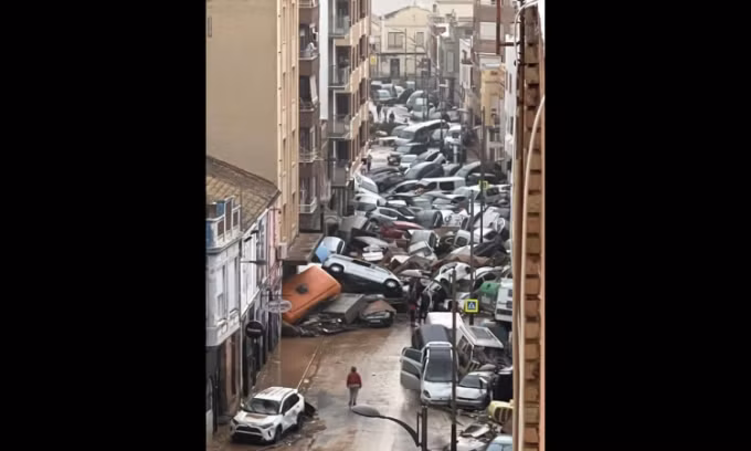 Ôtô ngổn ngang sau lũ ở vùng Valencia, Tây Ban Nha. Ảnh: X/El Profeta
