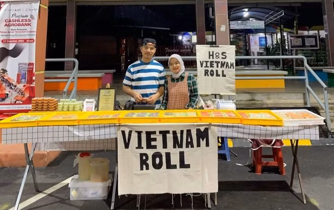 Tiệm bán gỏi cuốn lưu động của vợ chồng người Malaysia. Ảnh: hsbrandss