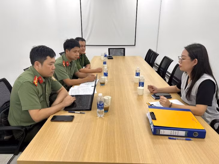 Phòng Quản lý XNC (Công an tỉnh) phối hợp với Công an TX Quảng Yên làm việc, nắm tình hình người nước ngoài tại Công ty TNHH Jinsung Hitec Vina (KCN Đông Mai).