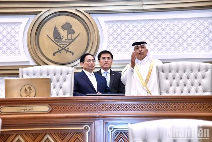 Chủ tịch Quốc hội Qatar Hassan bin Abdulla Al-Ghanim giới thiệu với Thủ tướng Phạm Minh Chính về phòng họp Quốc hội Qatar. (Ảnh: Thanh Giang)