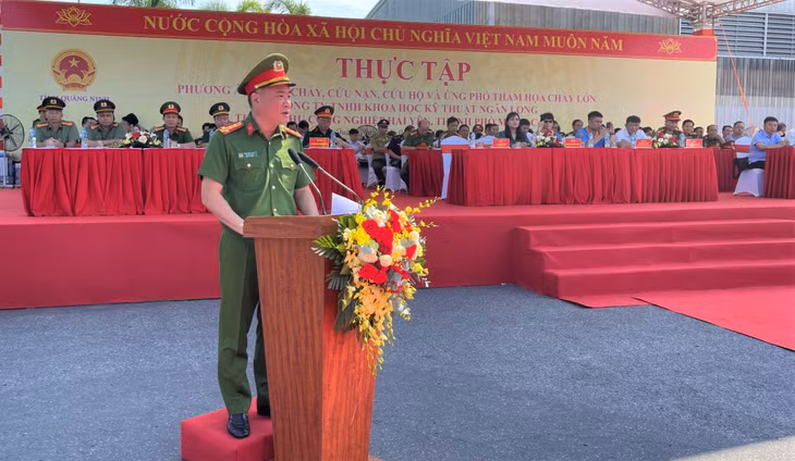 Đại tá Nguyễn Thuận, Phó giám đốc Công an tỉnh, Phó trưởng ban Ban Chỉ đạo PCCC và CNCH tỉnh phát biểu khai mạc buổi thực tập.