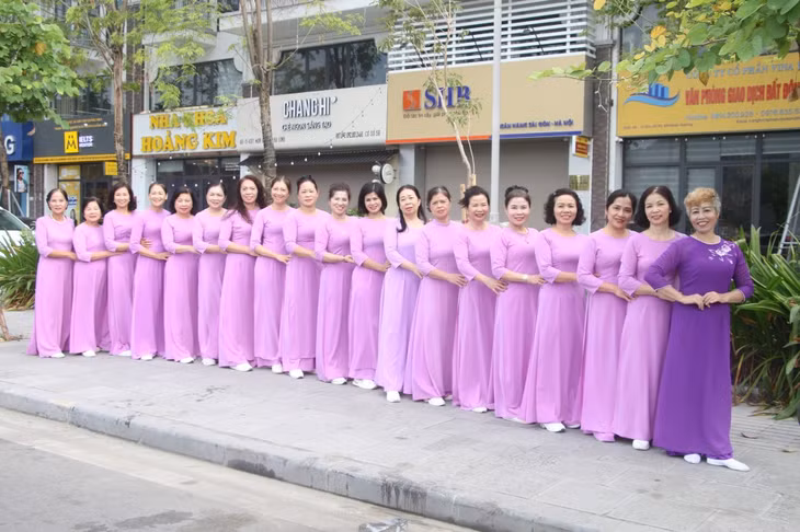 Tà áo dài truyền thống thướt tha dọc tuyến đường bao biển Hạ Long như tô điểm thêm sắc màu cho thành phố những ngày mùa thu.