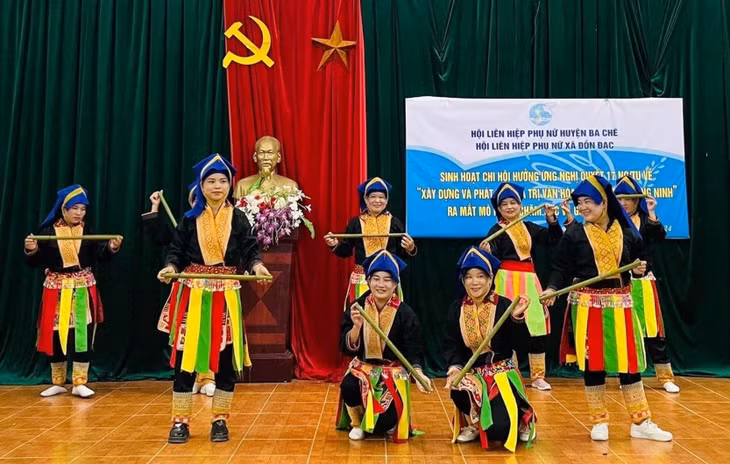 Hội viên Hội Phụ nữ xã Đồn Đạc (huyện Ba Chẽ) tham gia sinh hoạt chi hội, hưởng ứng Nghị quyết 17-NQ/TU về “Xây dựng và phát huy giá trị văn hoá, con người Quảng Ninh” và ra mắt mô hình “Chăm sóc và giáo dục trẻ thơ”.