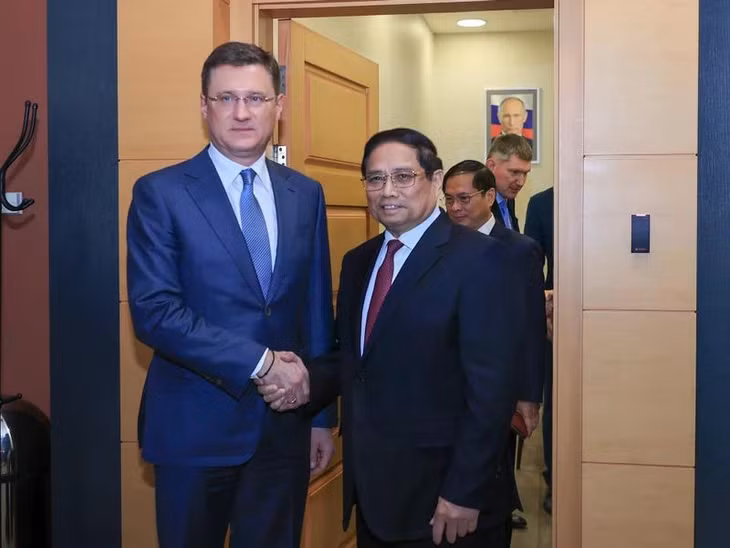 Thủ tướng Chính phủ Phạm Minh Chính và Phó Thủ tướng Chính phủ Liên bang Nga Alexander Novak. (Ảnh: Nhật Bắc/VGP)