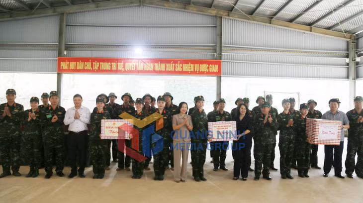 Đồng chí Phó Bí thư Thường trực Tỉnh ủy cùng các đồng chí lãnh đạo tỉnh động viên, tặng quà cán bộ, chiến sỹ làm nhiệm vụ xây dựng thiết bị Sở chỉ huy diễn tập.