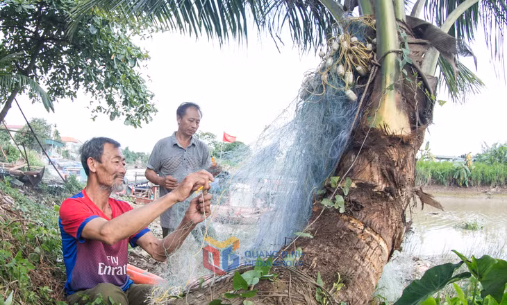 Nhiều người dân ven sông sống nhờ việc đan lưới đánh cá, anh giang, đông triều